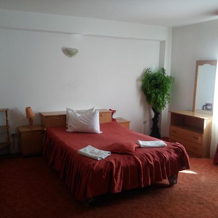 Riviera Valceana Bed & Breakfast Ramnicu Valcea Exterior photo