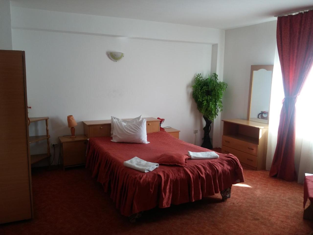 Riviera Valceana Bed & Breakfast Ramnicu Valcea Exterior photo