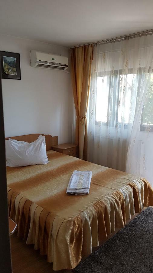 Riviera Valceana Bed & Breakfast Ramnicu Valcea Exterior photo
